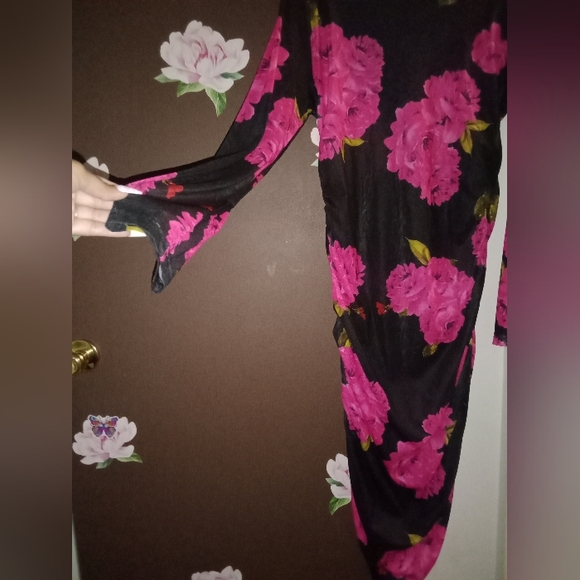 Cute floral dress 👗🖤 - Picture 6 of 7